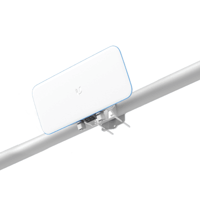 Access Point WiFi UniFi Base Station XG para exterior IP67, alto rendimiento en escenarios exigentes, tres radios 802.11ac Wave 2 MU-MIMO 4X4 /antenas de 90° y 50° con Beamforming, hasta 1500 usuarios, puerto de 10G / WiFi solo en 5 GHz